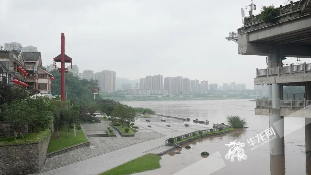 磁器口迎龙门平台进水，景区正常营业！嘉陵江首轮洪峰过境