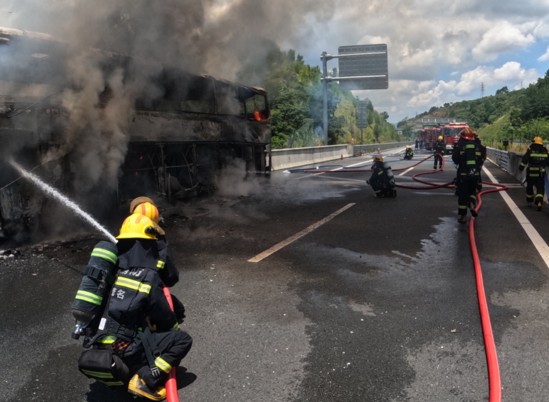 惊险！一客车行驶中起火，被烧成铁架！