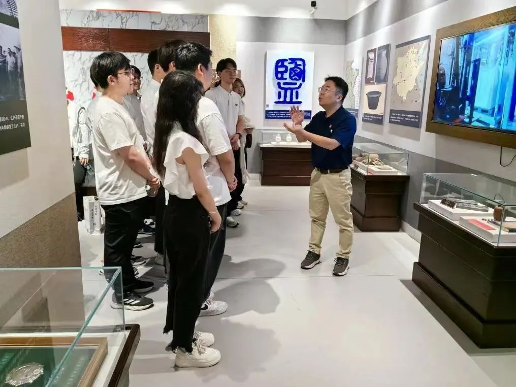 这堂课上能吃瓜?!同学:“瓜是真瓜!甜是真甜!” 这堂课上能吃瓜?!同学:“瓜是真瓜!甜是真甜!”