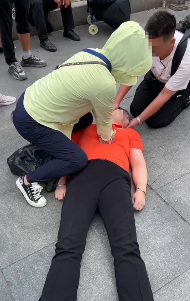 路遇大姐晕倒吐白沫,无锡女护士烈日下跪地救人,救完才发现膝盖破皮 路遇大姐晕倒吐白沫,无锡女护士烈日下跪地救人,救完才发现膝盖破皮