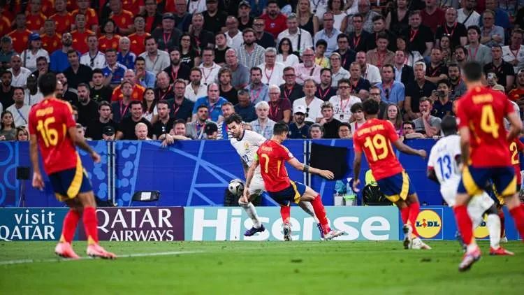 西班牙“小孩哥”征服整个欧洲！梅西居然帮他洗过澡