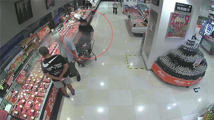 超市员工累次盗肉100多斤藏衣服中与姐妹在厕所交接,被拘 超市员工累次盗肉100多斤藏衣服中与姐妹在厕所交接,被拘