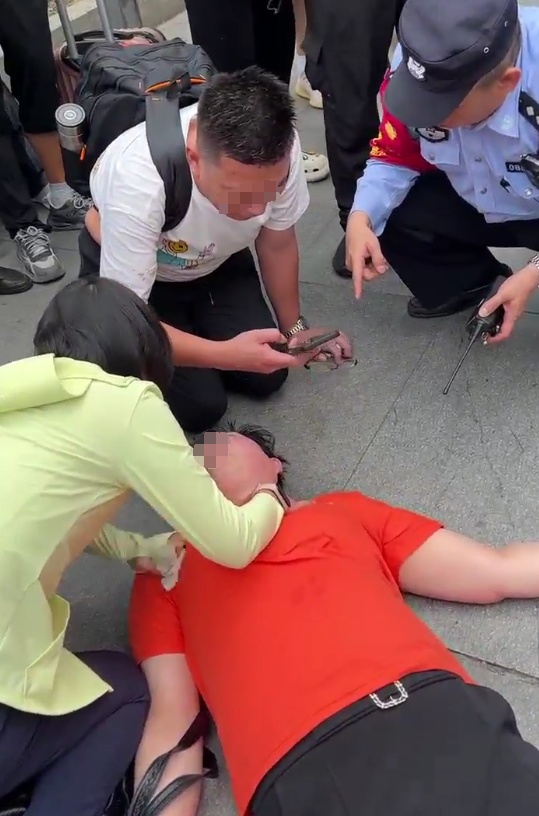 路遇大姐晕倒吐白沫,无锡女护士烈日下跪地救人,救完才发现膝盖破皮 路遇大姐晕倒吐白沫,无锡女护士烈日下跪地救人,救完才发现膝盖破皮