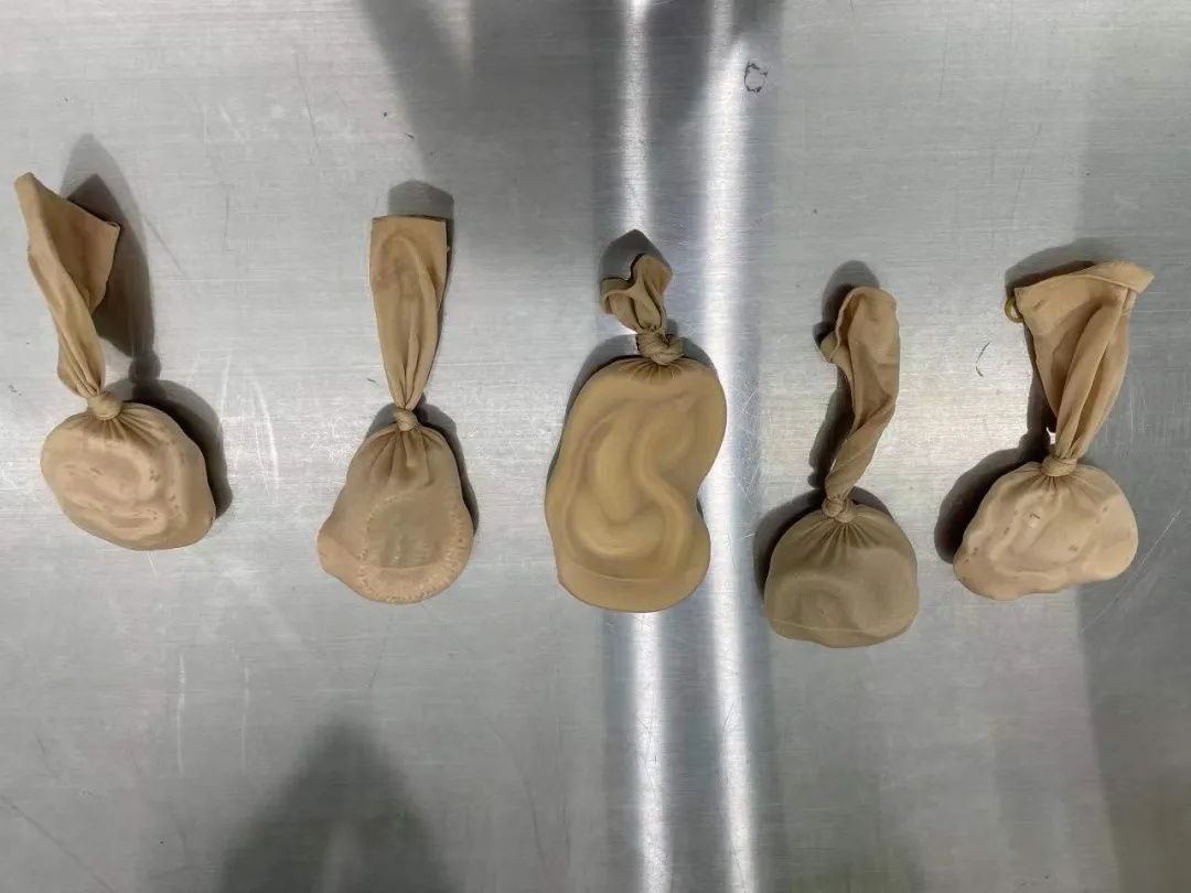 裤袋变“爬行馆”?一男子身藏104条活蛇过关…… 裤袋变“爬行馆”?一男子身藏104条活蛇过关……