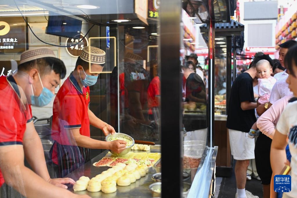 宁夏银川：怀远夜市“夜经济”带动暑期消费热