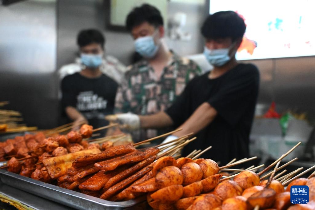 宁夏银川：怀远夜市“夜经济”带动暑期消费热