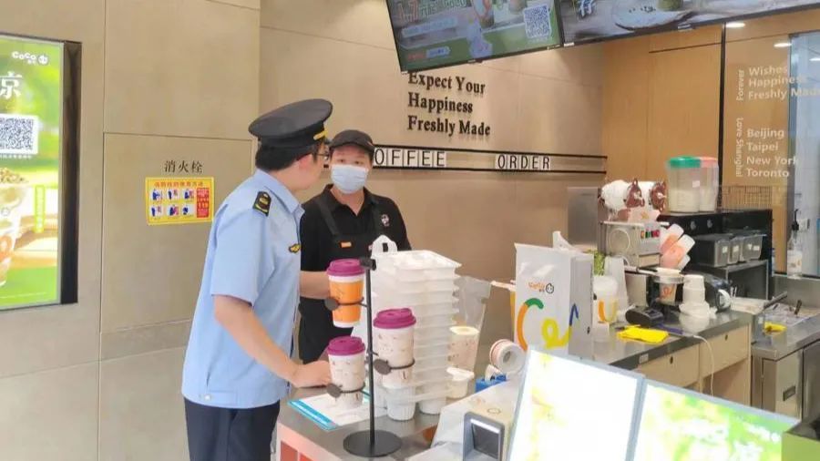 知名奶茶店员工被曝切西瓜时偷吃，检查结果公布