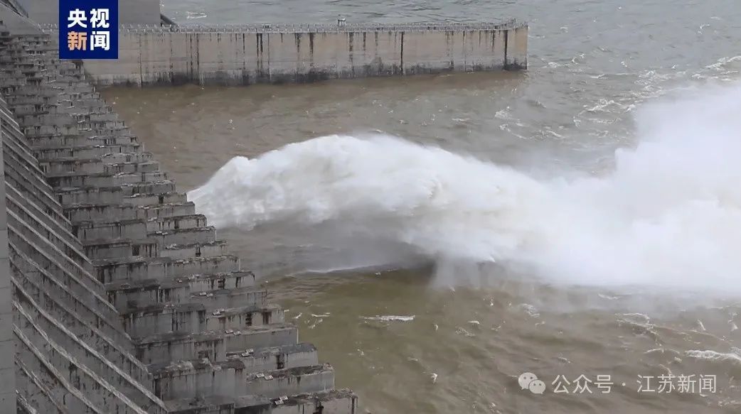 三峡水库今年首次开闸泄洪