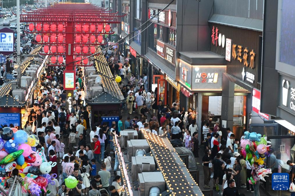 宁夏银川：怀远夜市“夜经济”带动暑期消费热