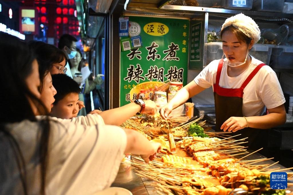 宁夏银川：怀远夜市“夜经济”带动暑期消费热