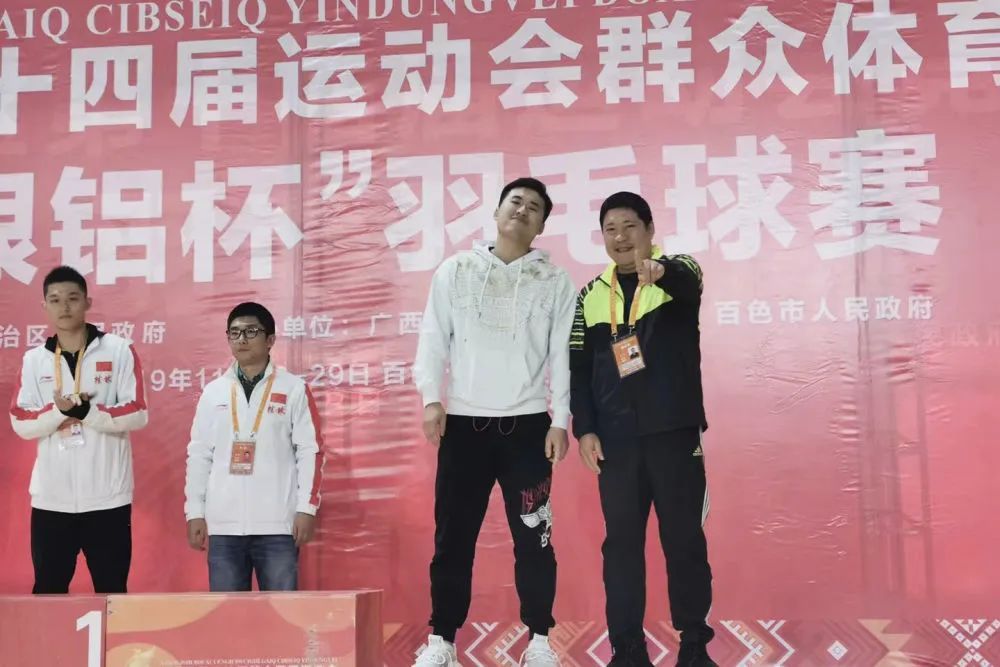 那个深夜在球馆捡瓶子的小女孩，开始练球了！