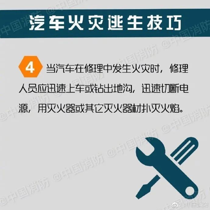 惊险！一客车行驶中起火，被烧成铁架！