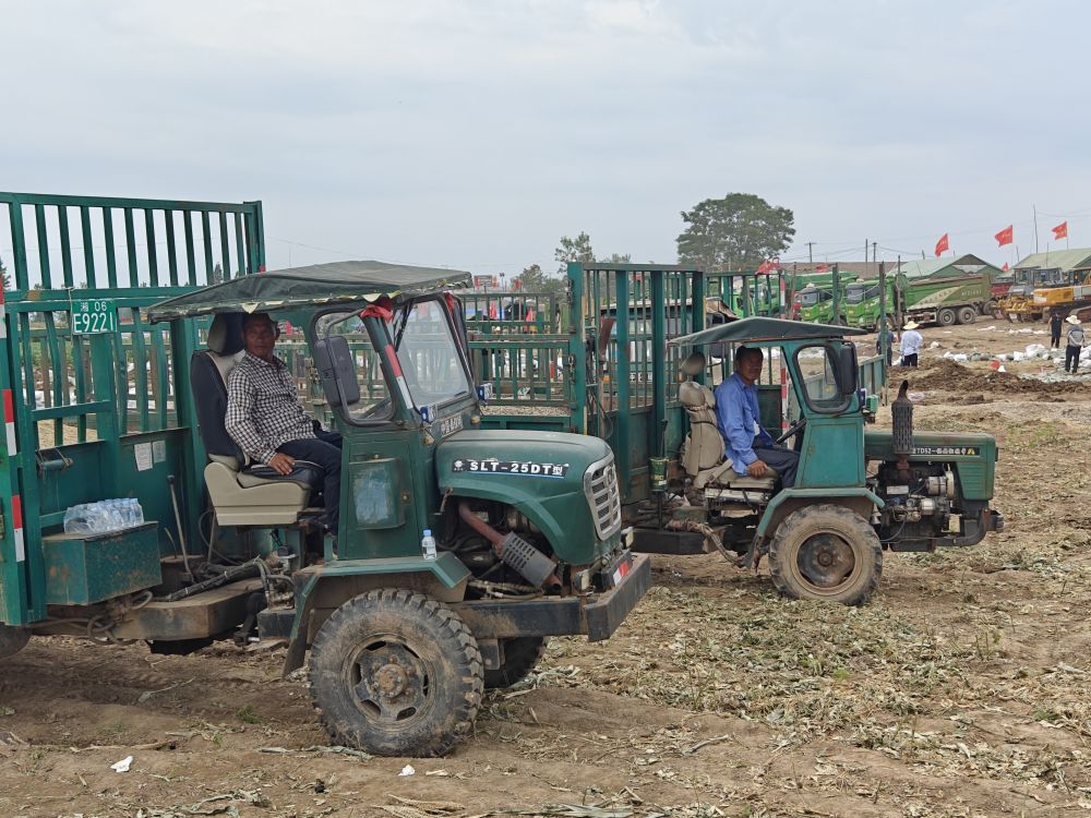 聚焦防汛抗洪|坚守一线护家园——钱团间堤上的拖拉机手