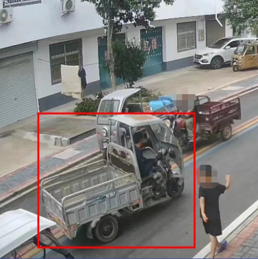 三轮电动车肇事逃逸！请大家扩散、追逃！