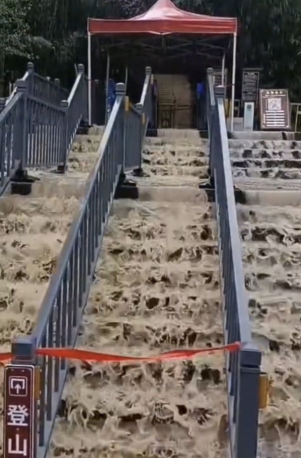 河南嵩山景区因暴雨部分关闭:山上有的地区有落石风险 河南嵩山景区因暴雨部分关闭:山上有的地区有落石风险