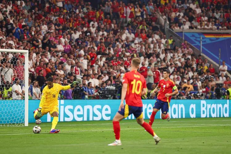 西班牙“小孩哥”征服整个欧洲！梅西居然帮他洗过澡