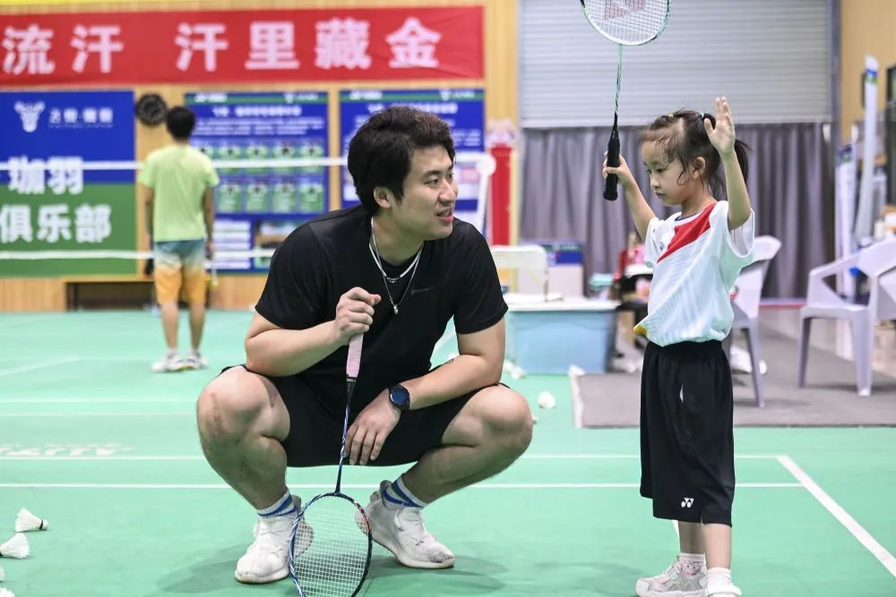 那个深夜在球馆捡瓶子的小女孩，开始练球了！
