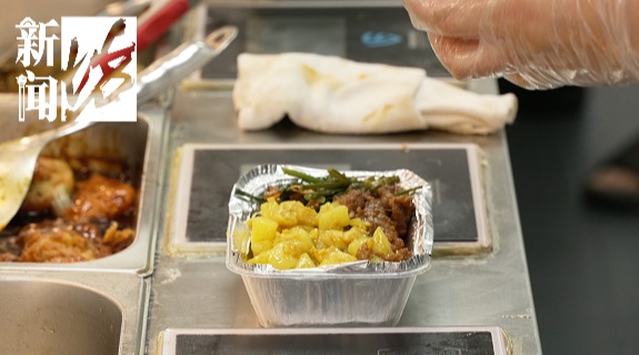 火了!在上海10元能吃3个菜!剩菜盲盒不会真是"剩菜"吧… 火了!在上海10元能吃3个菜!剩菜盲盒不会真是"剩菜"吧…