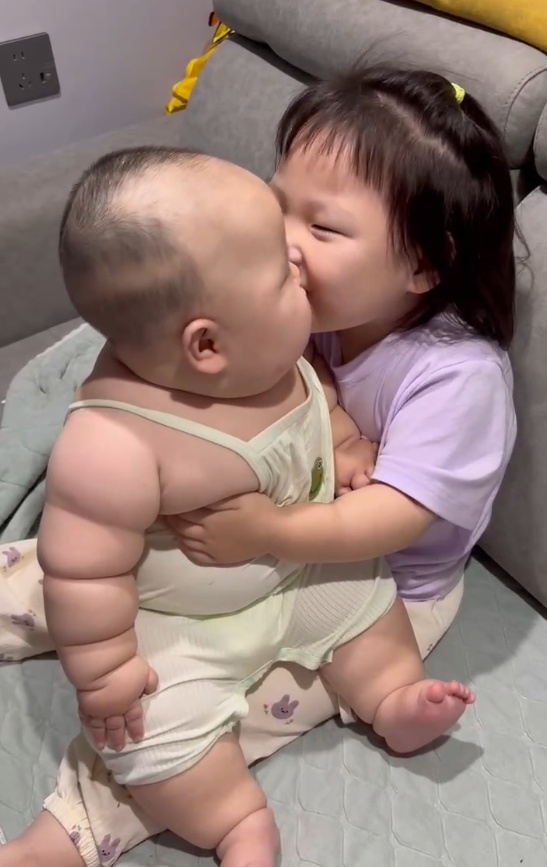 浙江3岁姐姐抱7个月27斤“壮汉”弟弟乐翻网友,妈妈:很健康,是吸收好 浙江3岁姐姐抱7个月27斤“壮汉”弟弟乐翻网友,妈妈:很健康,是吸收好