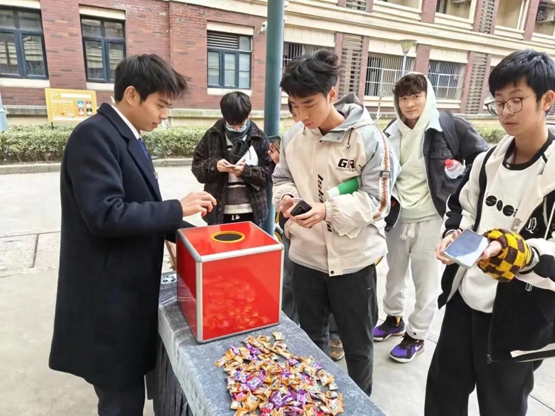 21岁小伙当“宿管大爷”月薪8千13薪,网友慕了! 21岁小伙当“宿管大爷”月薪8千13薪,网友慕了!