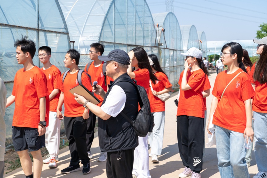 这堂课上能吃瓜?!同学:“瓜是真瓜!甜是真甜!” 这堂课上能吃瓜?!同学:“瓜是真瓜!甜是真甜!”