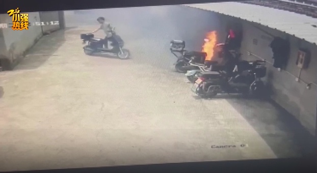 “都有阴影了!”停着的电瓶车突然被烧成空壳!这一点千万要注意… “都有阴影了!”停着的电瓶车突然被烧成空壳!这一点千万要注意…