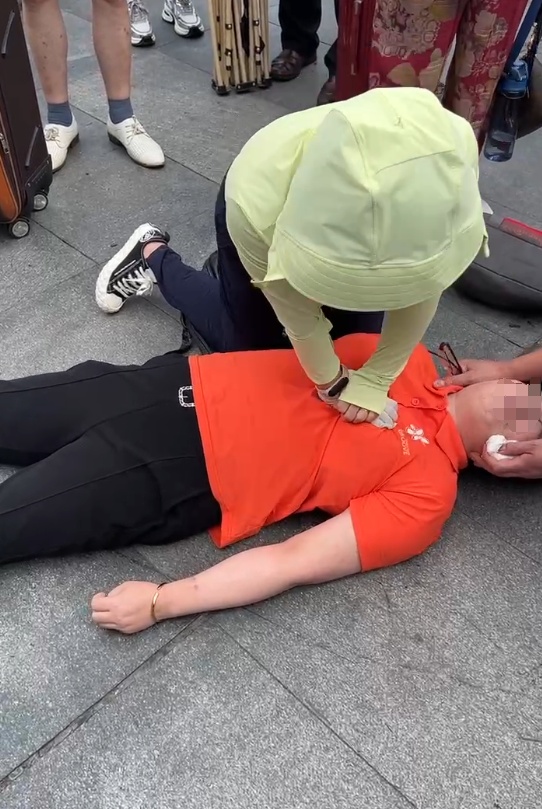 路遇大姐晕倒吐白沫,无锡女护士烈日下跪地救人,救完才发现膝盖破皮 路遇大姐晕倒吐白沫,无锡女护士烈日下跪地救人,救完才发现膝盖破皮