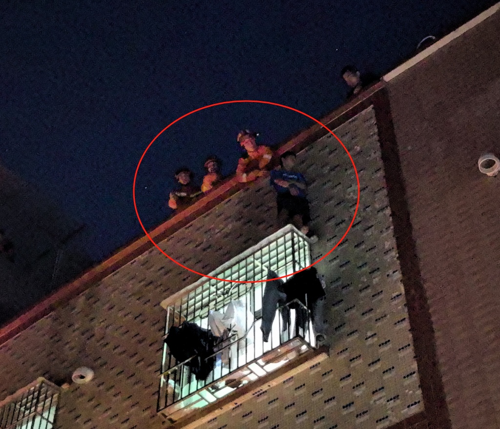 一句批评，15岁少年爬上窗外欲跳楼，身子摇摇欲坠......