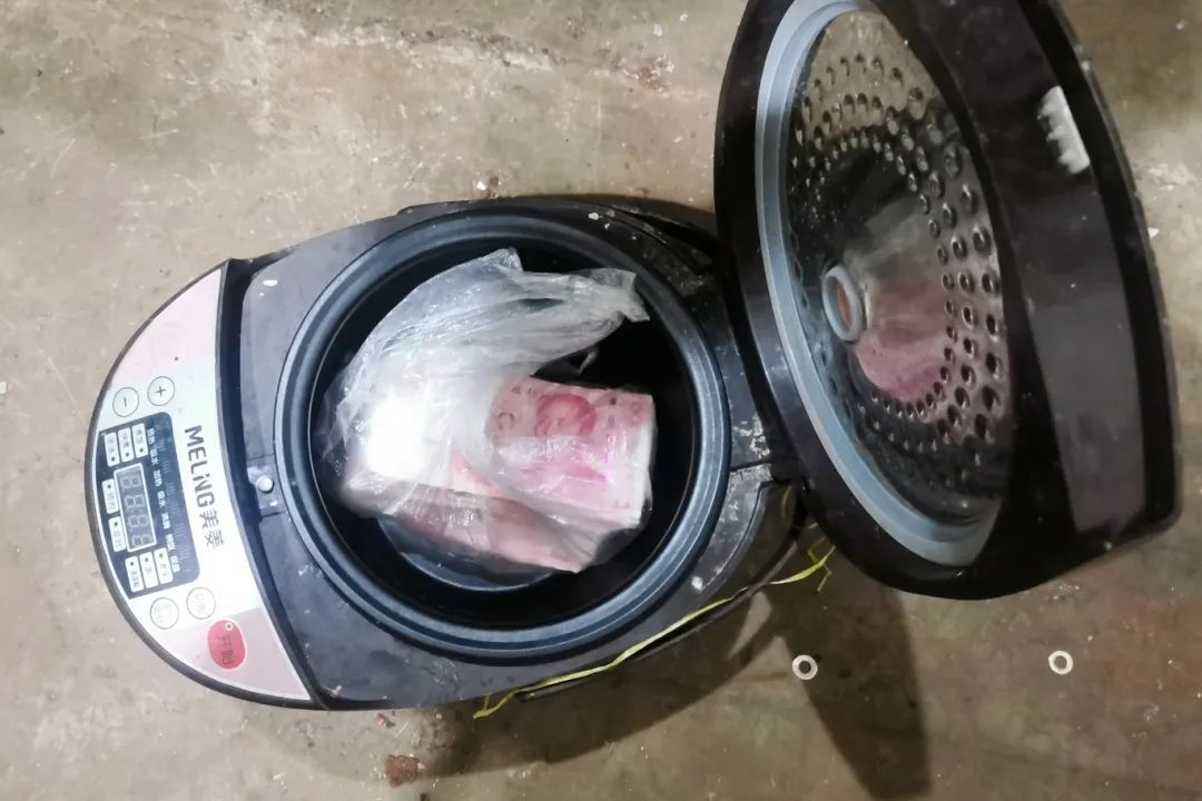 男子用电饭煲当“存钱罐”,被妻子7元钱卖了…… 男子用电饭煲当“存钱罐”,被妻子7元钱卖了……