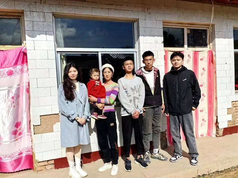 这张旧书桌上,写满了复旦学生的名字! 这张旧书桌上,写满了复旦学生的名字!