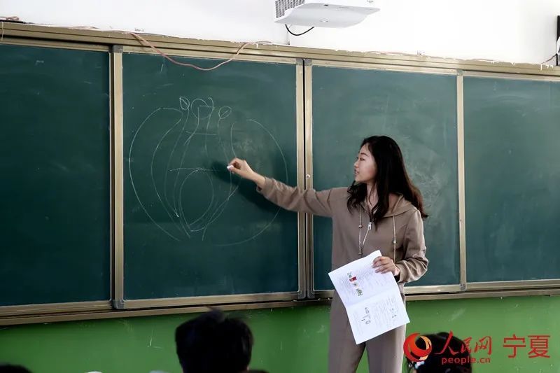 这张旧书桌上,写满了复旦学生的名字! 这张旧书桌上,写满了复旦学生的名字!