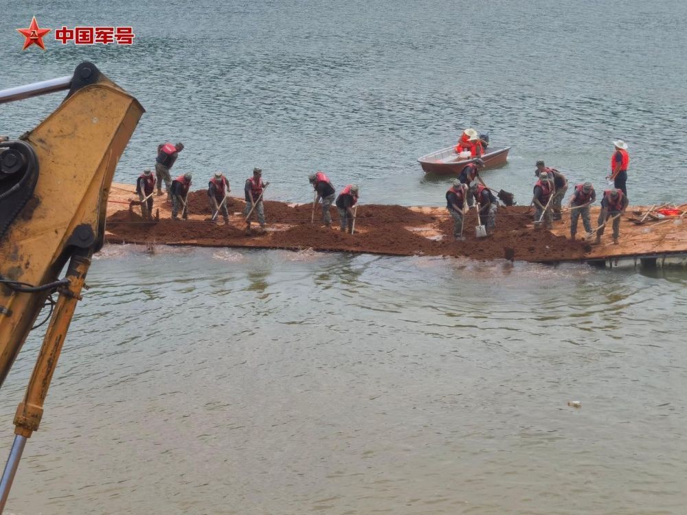 九天辗转三地 处处赢得赞誉——平江县民兵应急连奋战抗洪抢险一线素描