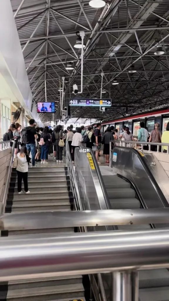 上海地铁突发!3号线内一男子大叫奔跑,警方通报:已控制,无持刀情况 上海地铁突发!3号线内一男子大叫奔跑,警方通报:已控制,无持刀情况