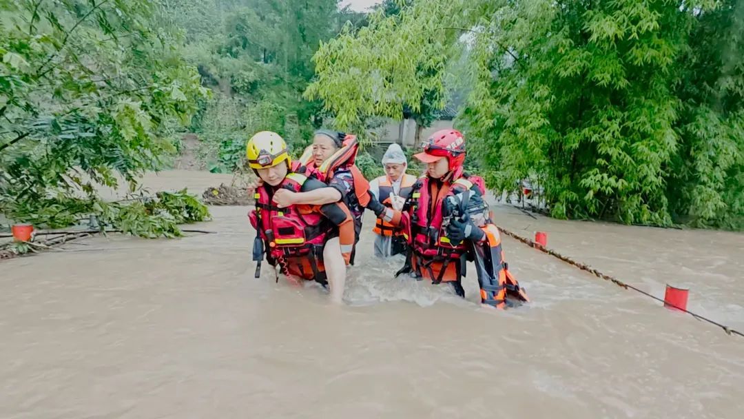 暴雨袭击重庆，“3名男子钓鱼时被水冲走”