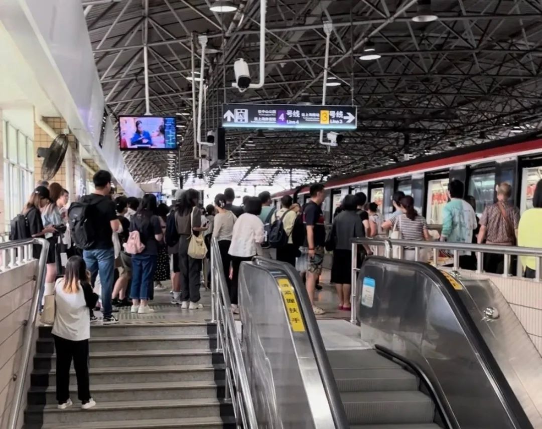 今早突发，上海地铁车厢有男子大喊奔跑，乘客紧急下车！警方通报