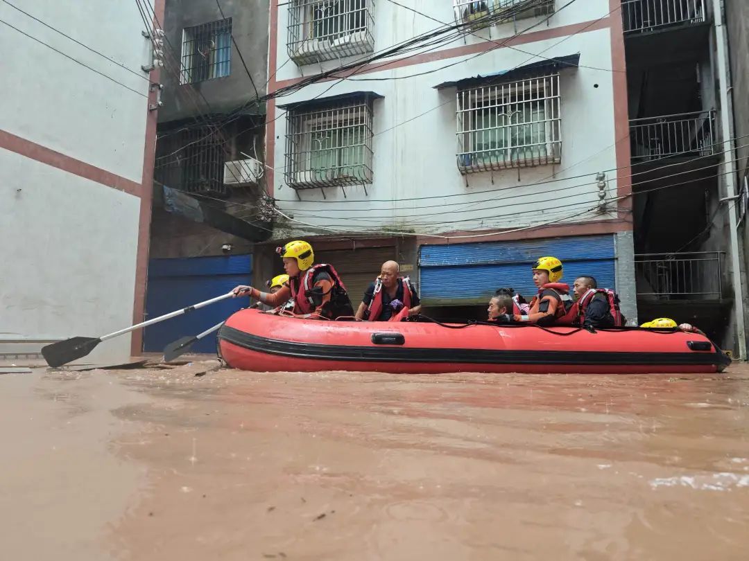 暴雨袭击重庆，“3名男子钓鱼时被水冲走”