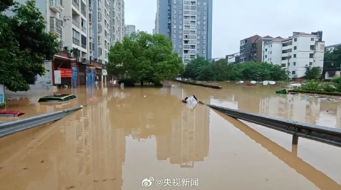 重庆长寿等地出现河水倒灌、房屋被淹