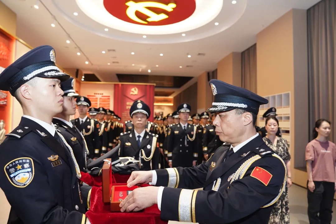 邱建军同志牺牲，警号封存