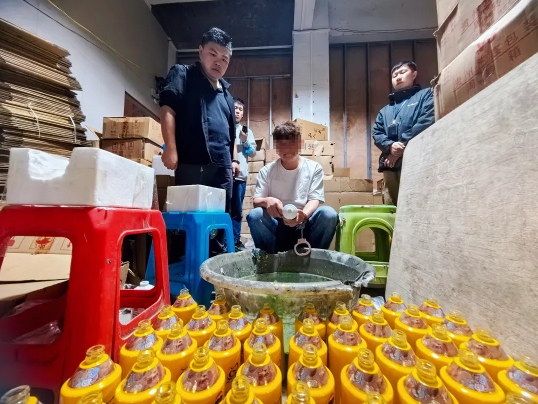 揭秘“特供酒”生产作坊!民警:一言难尽! 揭秘“特供酒”生产作坊!民警:一言难尽!
