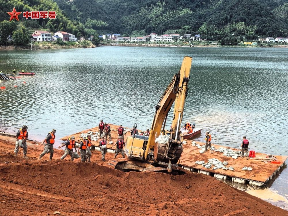 九天辗转三地 处处赢得赞誉——平江县民兵应急连奋战抗洪抢险一线素描