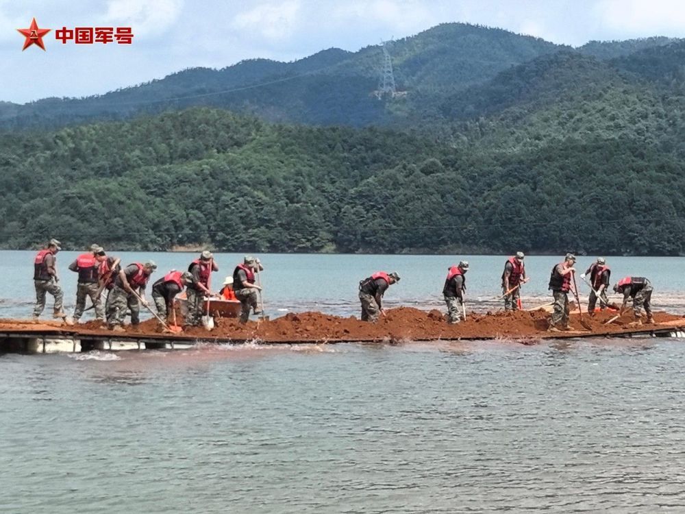 九天辗转三地 处处赢得赞誉——平江县民兵应急连奋战抗洪抢险一线素描