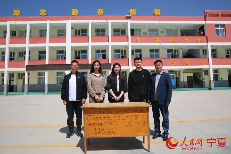 这张旧书桌上,写满了复旦学生的名字! 这张旧书桌上,写满了复旦学生的名字!