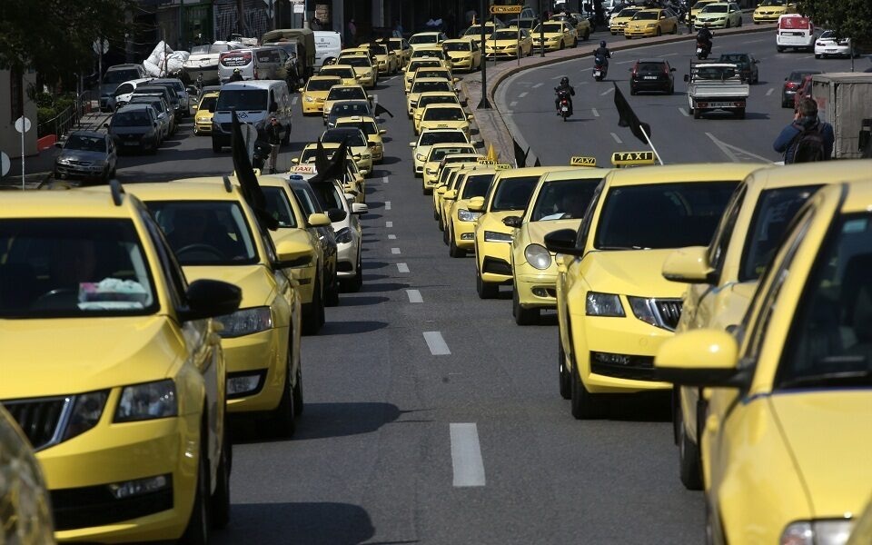 希腊雅典出租车司机举行24小时罢工