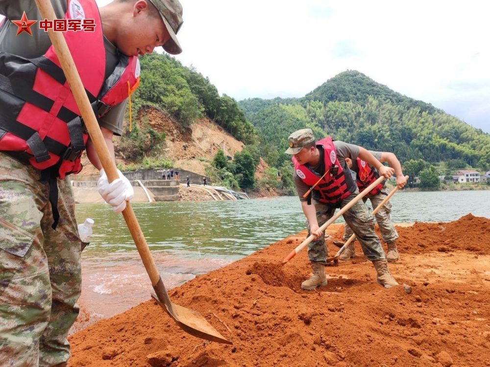 九天辗转三地 处处赢得赞誉——平江县民兵应急连奋战抗洪抢险一线素描