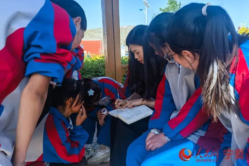 这张旧书桌上,写满了复旦学生的名字! 这张旧书桌上,写满了复旦学生的名字!