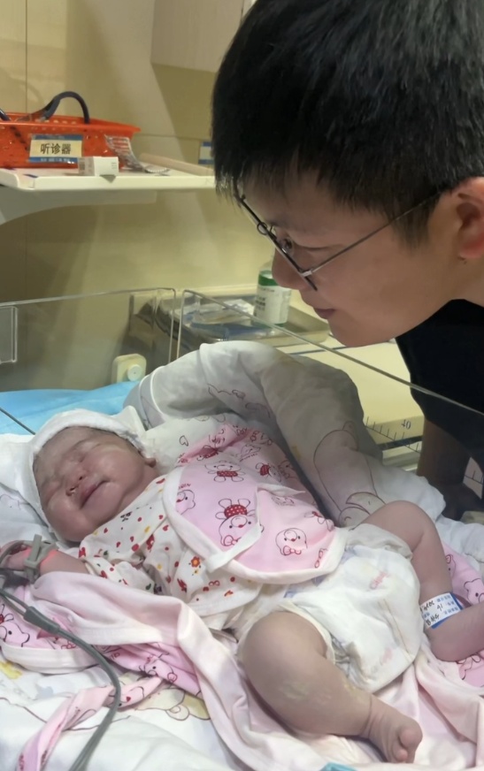 女婴刚出生哭闹不停，爸爸对接“暗号”后瞬间安静，网友直呼神奇