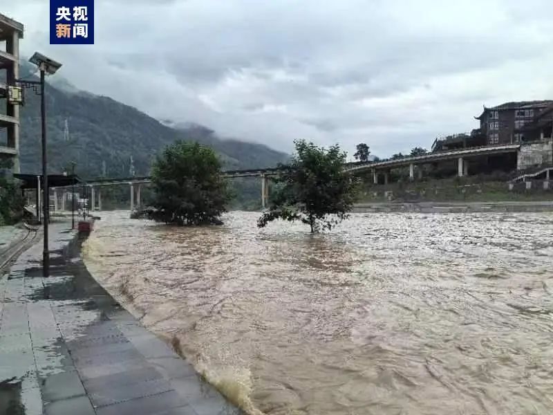 12区县大暴雨!29条河流超警!重庆发布洪水预警→ 12区县大暴雨!29条河流超警!重庆发布洪水预警→