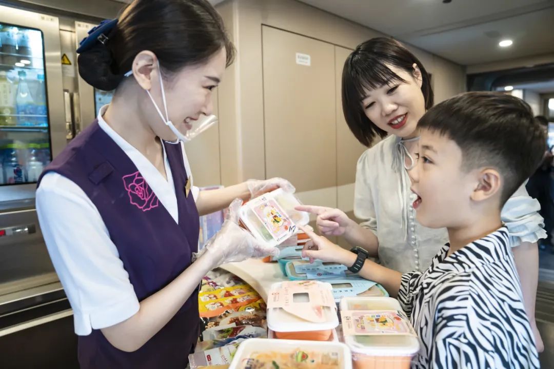 被高铁上的儿童餐食硬控了!网友:300多个月的小朋友能点吗? 被高铁上的儿童餐食硬控了!网友:300多个月的小朋友能点吗?