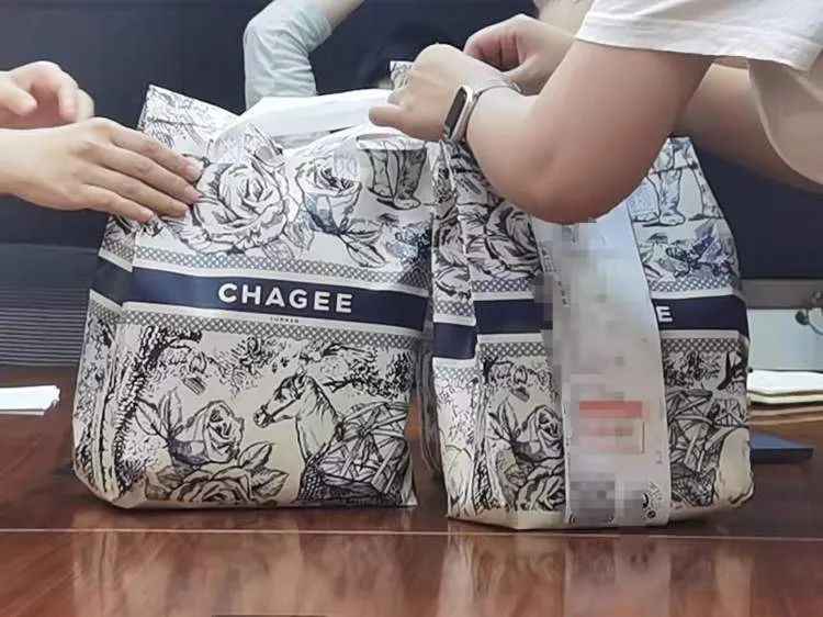 高温下的外卖骑手，迟到、错拿得到理解很感动，最怕外卖被偷……