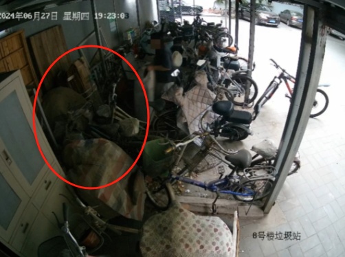 北京一女子车棚内堆放杂物引发火灾！行拘